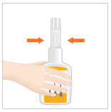 置いた状態でボトルの腹を軽く押し、計量線（3ml）のところまで薬液を満たします。