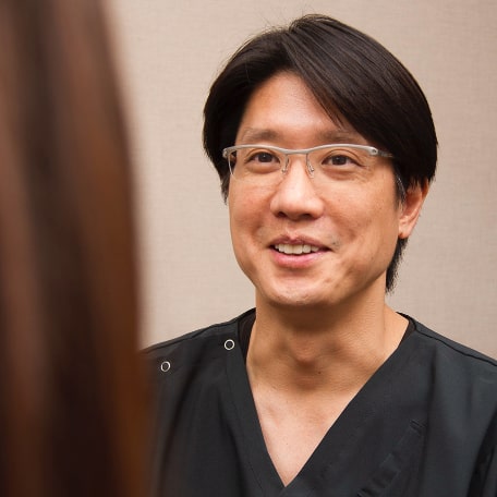診察する医師