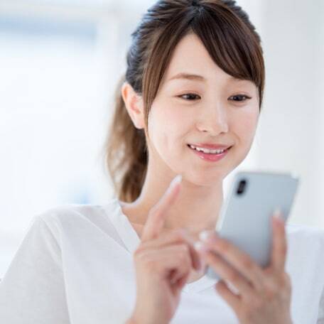 スマホを操作する女性