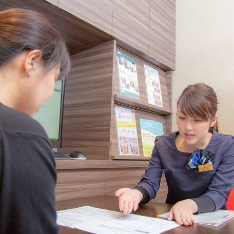 説明するスタッフ