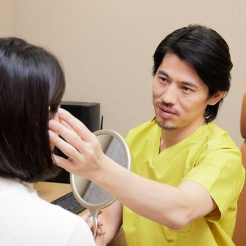 診察する医師